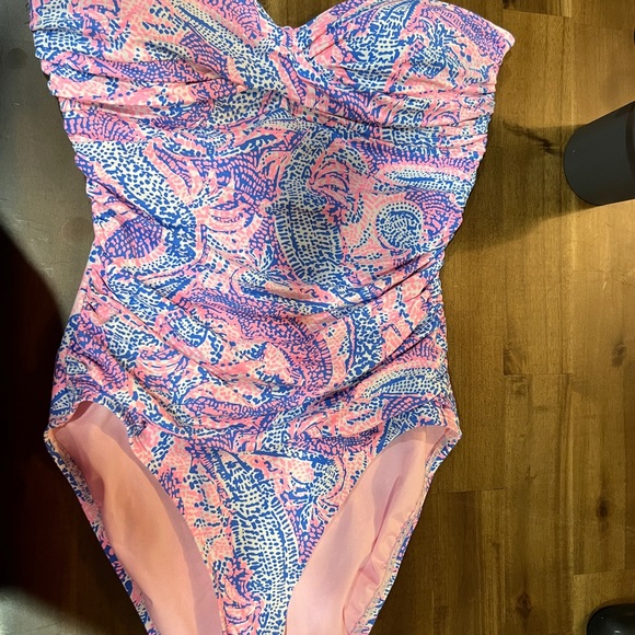 Lilly Pulitzer one piece swimsuit in maybe gator print - Picture 3 of 5